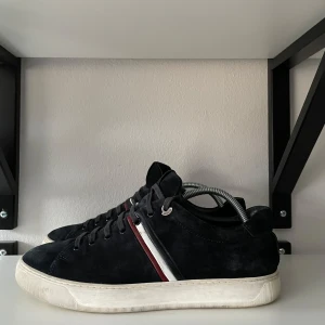 Moncler skor - Tvär feta Moncler skor, som inte säljs längre! Den är i bra skick, inget og tillkommer vid köp, superskön sula inuti. Skorna är storlek 42 men är större i storlek mått 27,6 cm så typ som 43.                                     Hör av er vid fler frågor eller funderingar!!