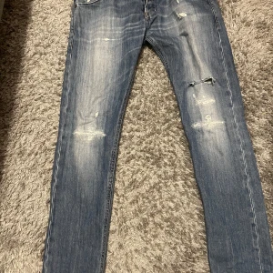 Dondup jeans - Säljer ett par oanvända Dondup-jeans, modell George,Skick: 9/10 – endast testade, aldrig använda utomhus.      Snygga och stilrena Dondup George-jeans i högkvalitativ denim. Perfekt passform med en modern look, passar både till vardags och mer uppklädda tillfällen. Säljes då de inte kommer till användning.  Finns för upphämtning i Stockholm. kontakta mig vid intresse!
