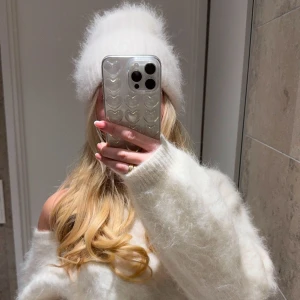 Alvii mössa - Säljer denna fina mössa som är köpt från alvii. Säljer då jag köpte i två olika färger men nu bestämt mig för att sälja vidare den vita. Aldrig använd 