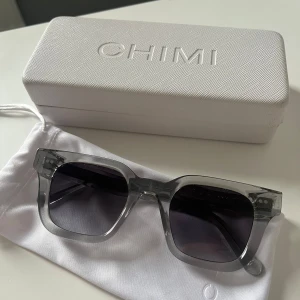 CHIMI 04 - Säljer mina CHIMIs som endast används ett fåtal gånger. Superfina solglasögon☀️🕶️Det finns dock lite skavanker på fodralets undersida och insida.