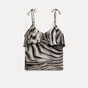 Zebramönstrad linne från Zara - Säljer nu detta snygga trendiga,eftertraktade linne från zara. Prislappen kvar HELT oanvänt!!! Nypris: 379kr. Drömmigt till i sommar😍