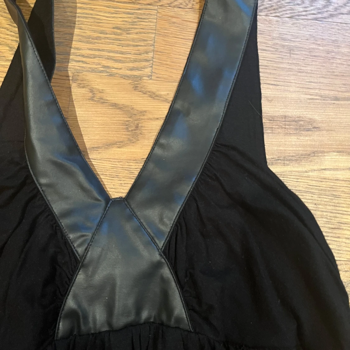 Svart klänning med läderdetaljer - 1