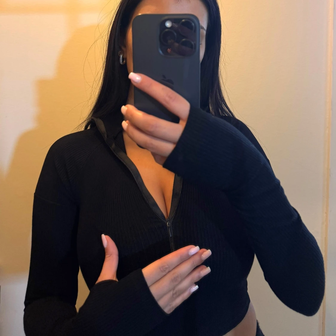 Svart ribbad croppad tröja med dragkedja - 1