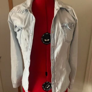 Denim skjorta  - Snygg skjorta i fint skick, passar för causal look. Storlek S