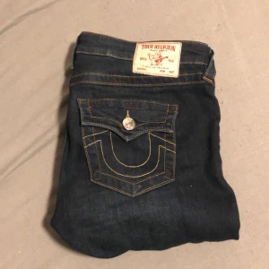 Mörkblå jeans från True Religion - Använda en gång så nyskick, säljer för att dom va lite stora. Inga tecken på användning och precis som nya. Längden är jätte bra! Jag är 172 å dom passar perfekt i längden. Kan också tänka mig att byta mot ett par i mindre storlek☺️