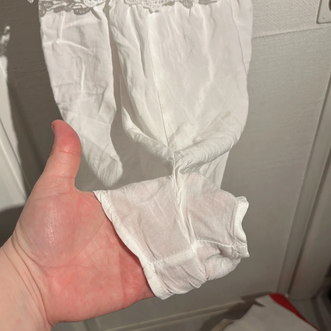 Vit jumpsuit med spetsdetaljer - 2