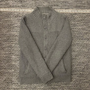Stickad fodrad cardigan jacka - Sjukt snygg fodrad cardigan / jacka, perfekt nu och mot våren. Knappar och dragkedja 🤩Passar till allt och riktigt skön. Storlek L men sitter mer som M. Bra skick. Skriv vid minsta intresse, pris kan alltid diskuteras vid smidig affär 😀