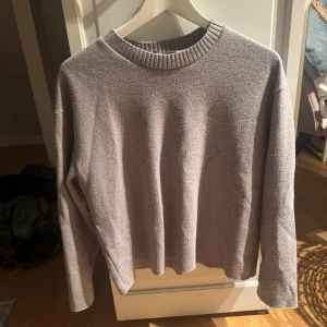 Zara tröja - Säljer en ”stickad” tröja från zara. Storlek S, inga defekter eller liknande. Storlek S //Tilda💕