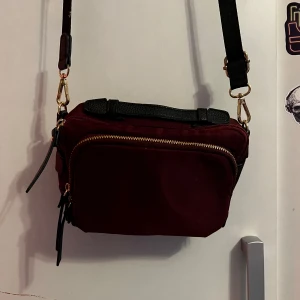 Röd väska - En fin röd väska med två fack, använd ett fåtal gånger