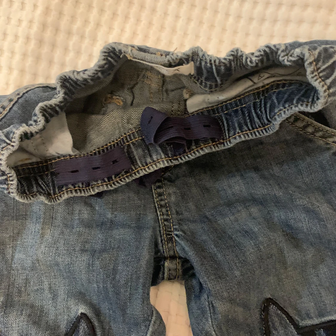 Blå jeansbyxor med kattmotiv från Lindex - 3