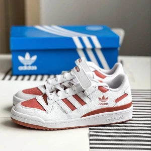 Adidas Forum Low - Stilrena och bekväma sneakers. Perfekta för vardagsbruk eller sportiga outfits. Skorna är nya.