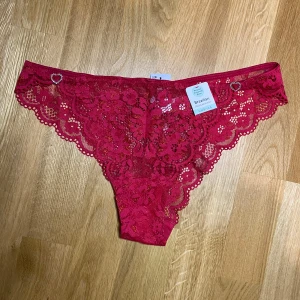 Lindex trosor - Helt nya trosor från Lindex! Helt slutsålda och super fina med små hjärtan på! Dom är modell Brazilian! Går att förhandla lite om priset!