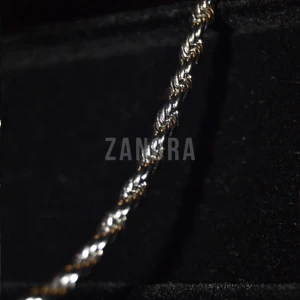 ZANORA | CORDELL ARMBAND | 4MM - 20CM | ROSTFRITT STÅL MED SILVER TONING |  - ZANORA Cordell Armband i rostfritt stål med silver toning, 4 mm brett och 20 cm långt, erbjuder en stilren och tidlös design. Perfekt för både vardagsbruk och festliga tillfällen. Armbandet är hållbart, vattentåligt och behåller sin glans över tid. ZANORA, grundat 2024, skapar smycken som kombinerar funktion och elegans. Har du några frågor? Tveka inte att kontakta oss! Följ oss på sociala medier: Instagram: @Zanora.Store TikTok: @Zanora.store 