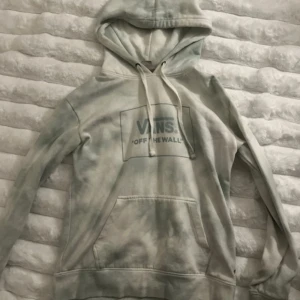 Mintgrön hoodie från Vans - Säljer en mintgrön hoodie från Vans med texten 'Off The Wall' på framsidan. Knappt använd. Köpt i spanien. Perfekt för en avslappnad stil. Passar till Både killar ock tjejer 