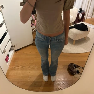 Topp - Asball t shirt med volanger på armarna!