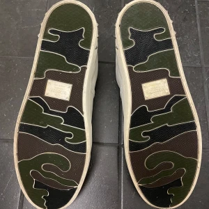 Valentino Flycrew - Valentino flycrew i färgen vit. Väldigt bra skick! Storlek 42. Endast skor ingår. 