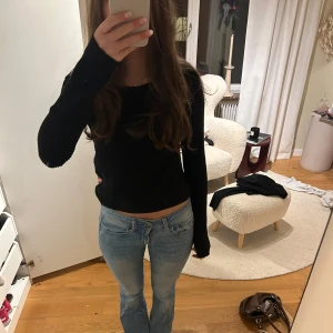 Svart offshoulder tröja - Säljer en stilren svart offshoulder tröja med långa ärmar. Perfekt för en trendig look. Passar bra till både jeans och kjol. Hör av dig vid intresse!