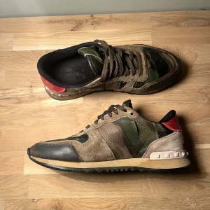Valentino Rockrunner - Säljer nu dessa sjukt snygga Valentino Rockrunners! Skorna är superfint skick, 9/10. Skorna är storlek 39 passar lätt 40-41!! Endast skor medföljer vid köp. Hör av er om minsta fundering💫