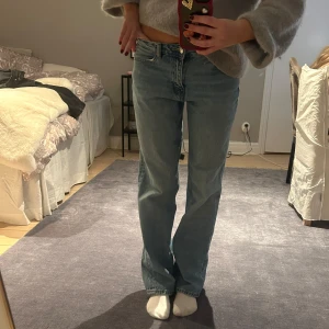 Blå jeans med rak passform - Säljer dessa snygga jeans från Gina tricot 