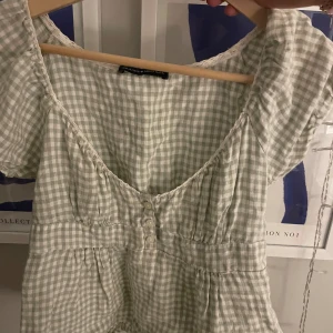 Grön och vit rutig topp - jätte söt blus från brandy melville! säljer då den inte kommer till användning