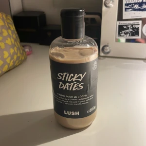 Lush stickydates body lotion - Säljer denna virala och slutsålda krämen från lush köpt i Frankrike , 250 g och knappt använd ❤️