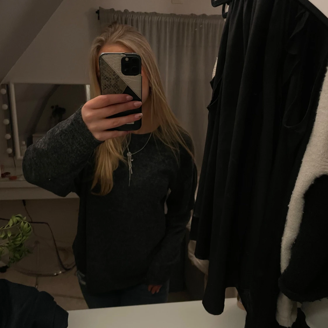 Mörkgrå stickad tröja - 1