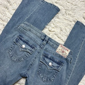 True religion joey lågmidjade bootcut jeans  - True religion jeans i modellen joey i nyskick. storlek 25, passar även större då de är stora i storleken. Jag brukar ha 26-27. Innerbenslängd: 85 midjemått:38 stretch till 41. Hela jeansen är väldigt stretchiga. Nypris 1300kr. Köp sker via köp nu, jag postar inom 24h. Kvar tills markerad såld 