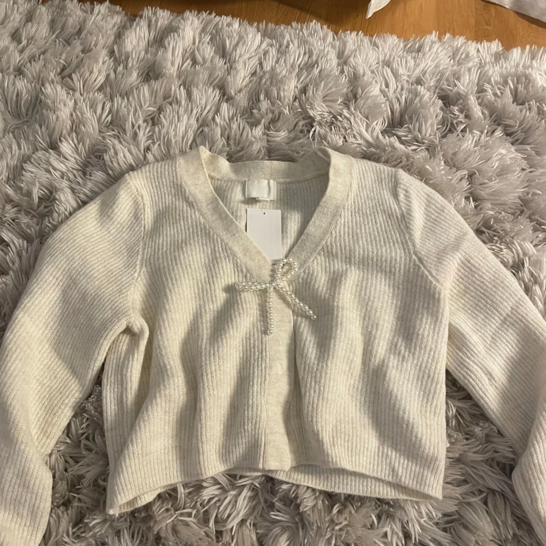 Vit ribbad kofta med pärldetalj - 2