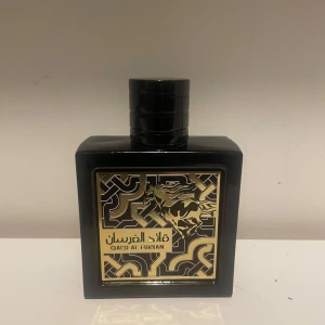 Qaed Al Fursan Parfym - Parfym från Lattafa, Qaed al Fursan. Full flaska är 90ml och jag uppskattar att det är runt 70ml kvar. Perfekt doft till sommaren som kommer, då den har tropiska noter. Nypris runt 180kr. 