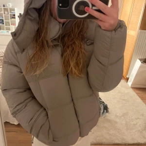 Beige dunjacka med huva - Säljer en beige jacka från lager 157! Helt oanvänd med lappen kvar, stel S. Nypris 500🩷🩷