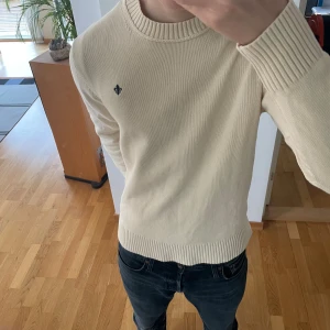 Morris stickad tröja - Säljer en as det och stilren stickad tröja från Morris i storlek S fast kan även passa M. Tröjan är i toppskick och priset går att diskutera!! Hör gärna av er vid frågor!