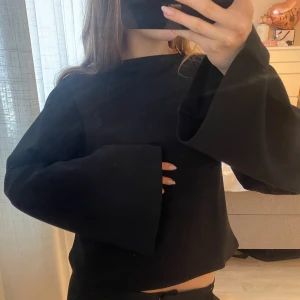 Svart topp med vida ärmar - Fin topp med vida ärmar och rak vid kragen💓nyligen köpt och använd typ två gånger max💕slutsåld på hemsidan