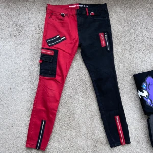 Alternativa byxor - Här har vi ett par alternativa byxor! Nästan aldrig använda, så väldigt fint skick :) Byxorna är inte i jeansmaterial utan mer är stretchiga. Ingår ett par ”hängslen” som är till för dekoration mest!