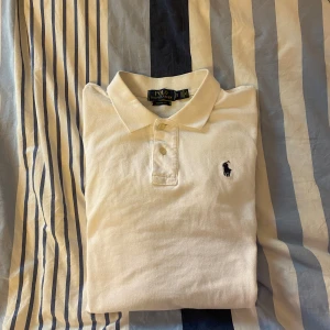 Vit pikétröja från Polo Ralph Lauren - Säljer min vita pikétröja från Polo Ralph Lauren eftersom den inte längre passar mig, använd 2-3 gånger. Skick 10/10 (nyskick). Storlek S men passar även xs. Bara att höra av er vid frågor osv🌟