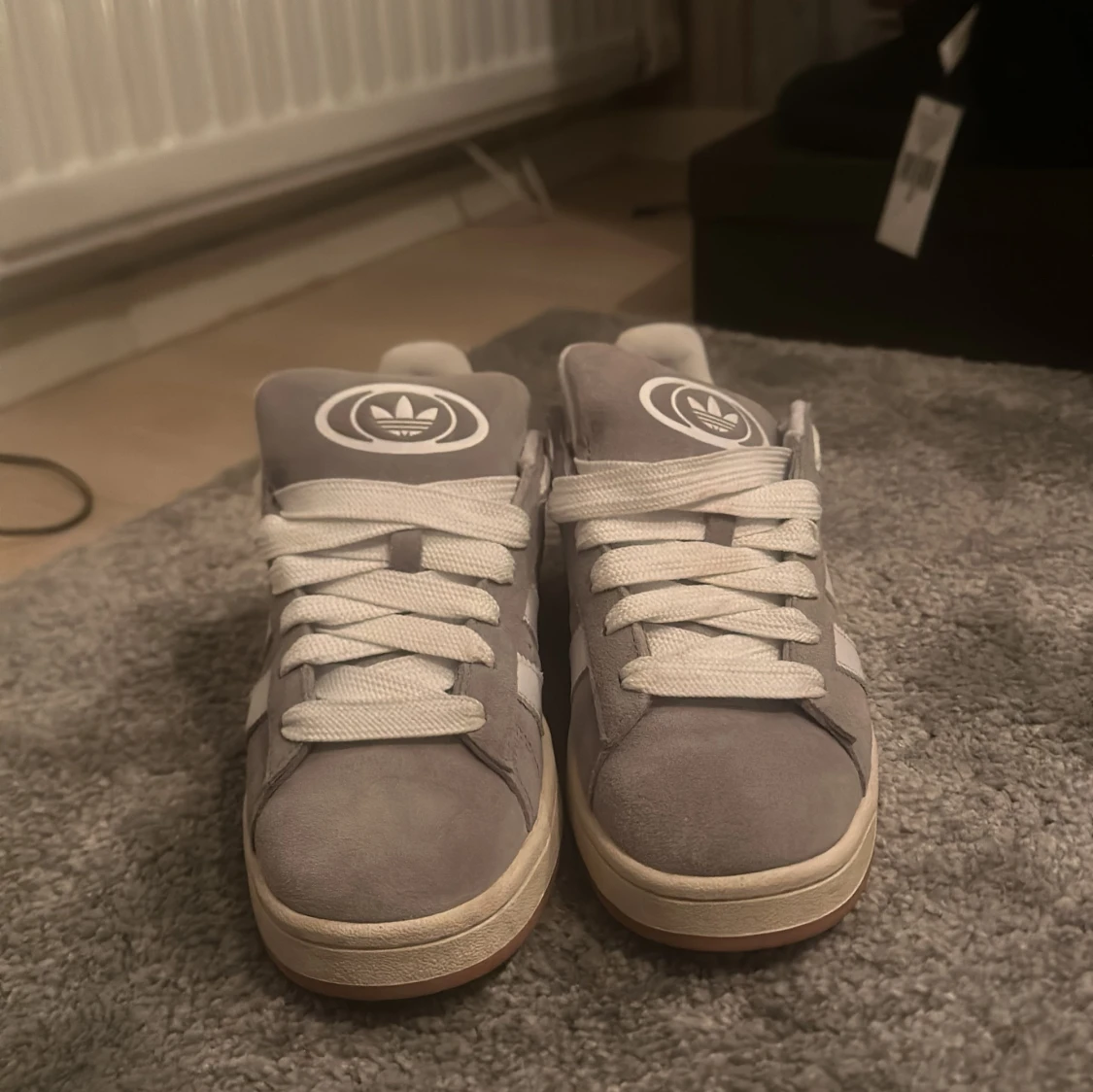 Grå sneakers från Adidas