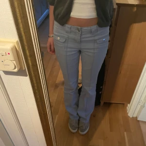 Ljusblå jeans - Säljer dessa lågmidjade jeansen från H&M i storlek 38. Säljer då de är lite korta på mig som är 170