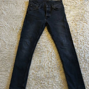 Nudie jeans Grim Tim - Tja säljer de här riktigt snygga Nudie jeansen i modellen Grim Tim Dark Cove. Nypris 1600 kr. De är i väldigt bra skick, utan några deffekter eller tecken på användning. Ifall ni undrar något är det bara att höra av er.