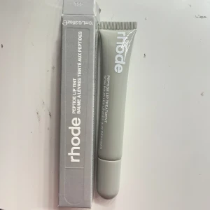 Peptide Lip Tint från rhode - Två olika nyanser av Peptide Lip Tint från rhode. Den här annonsen är ENDAST till den gråa (Unscented), men säljer även den vinröda (raspberry jelly) på en annan annons i min profil. Endast öppnade, då jag fick tre stycken i present!