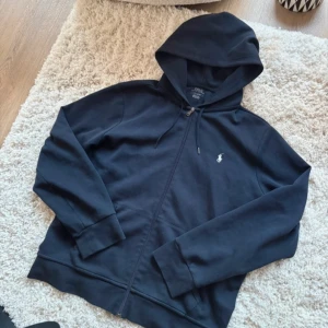 Mörkblå Ralph Lauren - Skit sexig ralph lauren hoodie alla tjejer gillar grabbar med den här hoodien jag fick typ 10 tjejer på 1 dag med den här men jag vill sälja den för jag fick för mycket tjejer på en vecka 