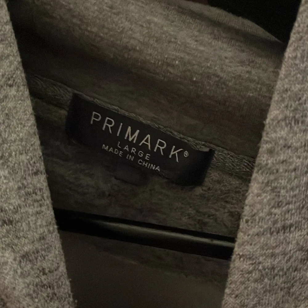 Säljer en grå hoodie från Primark med en tryckt brittisk flagga på bröstet. Tröjan har en klassisk känguruficka och långa ärmar. Perfekt för en avslappnad stil. Storlek L. . Neuletakit & Villapaidat.