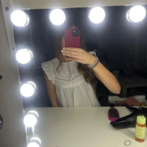 Vit blus från Name It - Säljer en söt vit blus från Name It/ åhléns med fina spetsdetaljer och veckad design. Blus perfekt nu till våren och sommaren! Den är i superbra skick och nypris 500. det står 11-12 år men skulle säga 11-13 men det beror på. Jag är 14 fyllee 15 och så sitter den på mig💗skriv för frågor elle mer bilder! Pris kan diskuteras 