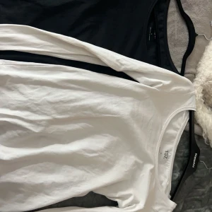 2 långärmade tröjor - Kommer ej till användning, då jag har massa andra kläder 🥰 strl S i båda.
