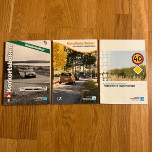 Körkortsböcker och material från STR och Vägverket - Samling av böcker och material för körkortsteori och handledning. Inkluderar 'Körkortsboken studiehäftet', 'Handledarboken', 'Vägmärken & vägmarkeringar'. Perfekt för den som förbereder sig för körkortet.