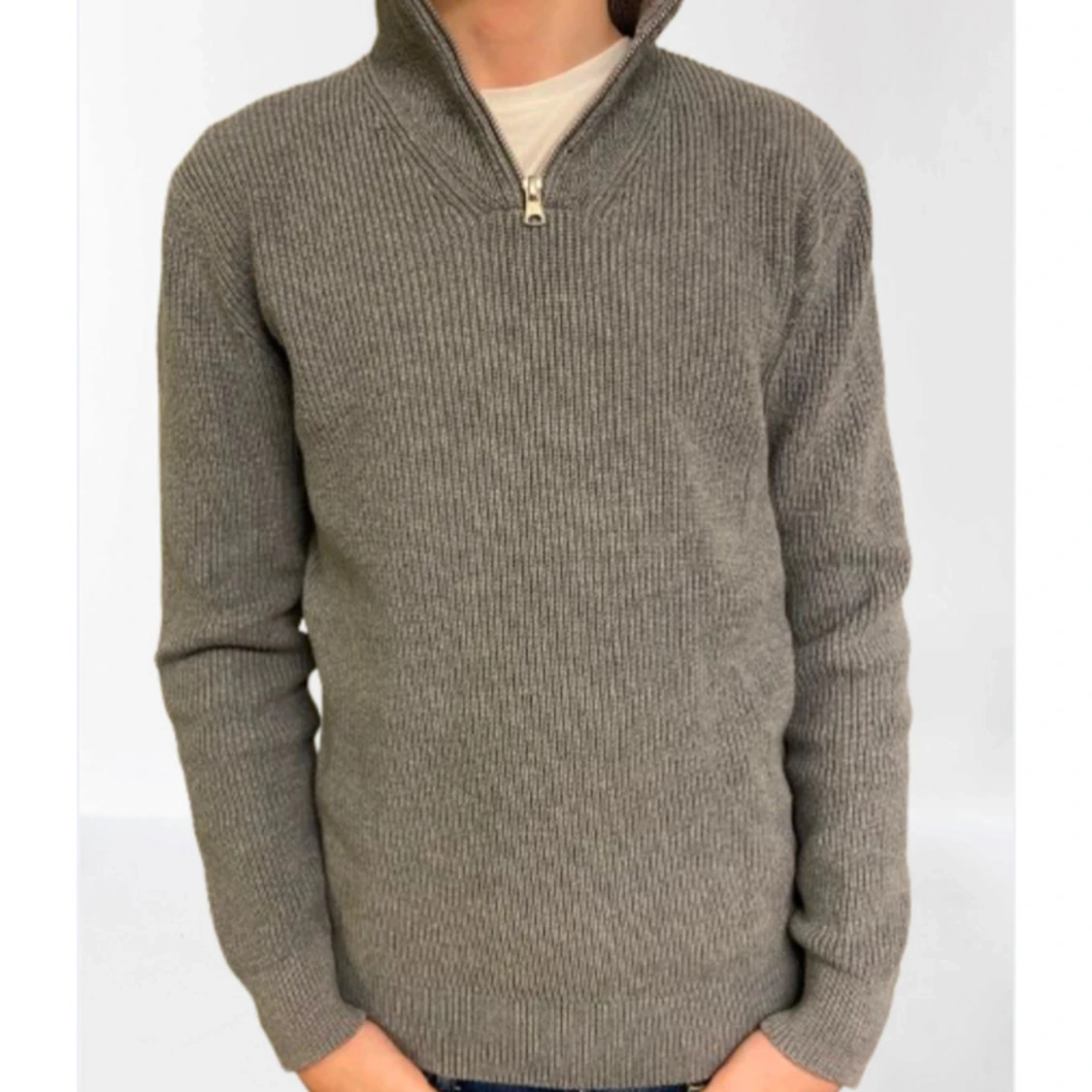 Grå stickad tröja med dragkedja