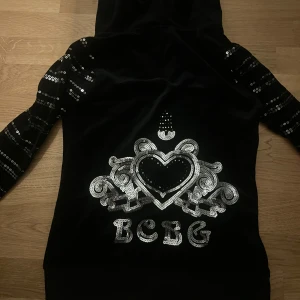 Svart hoodie med paljetter från BCBG - Snygg svart hoodie från BCBG med paljetter.