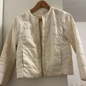 Vit uniqlo jacka  - Säljer denna vita jackan från uniqlo då den inte kommer till användning längre.