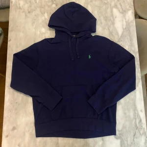 Mörkblå Ralph Lauren hoodie  - Skick: 9/10  Märke: Ralph Lauren   Storlek: L men sitter som M  Färg: mörkblå 