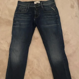 Replay Anbas slim fit  -  Snygga blå jeans från Replay, modell Anbass med slim fit. 9,5/10 så gott som nya andävnda endast fåtal gånger. storlek 30,30