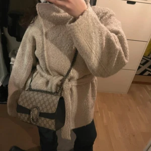 Beige fluffig jacka - En beige fluffig kappa från Gina tricot som alltid är slutsåld! I mycket bra skick, det är bara lite smink på kragen men går absolut att få bort!
