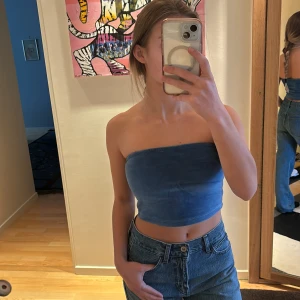 Blå tubtopp - Juicy Couture inspirerad tubtopp i sammet från NA-KD. Aldrig använd🤍